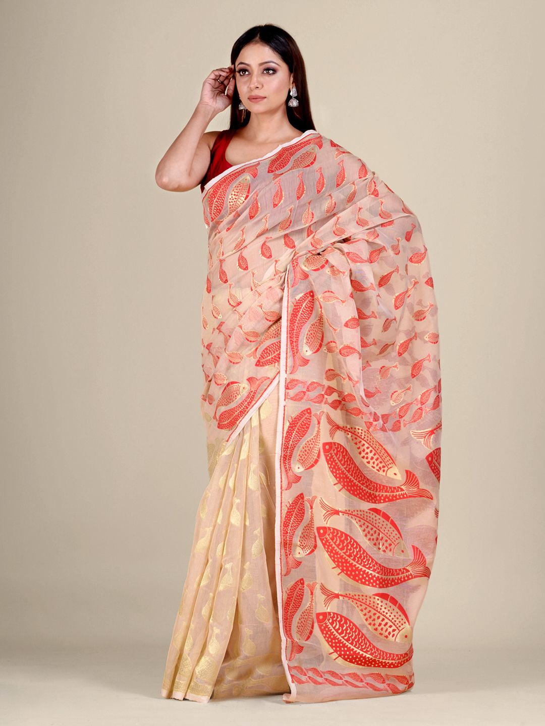 Beige and Golden Silk Cotton handwoven soft Jamdani saree with fish motiff in pallu
