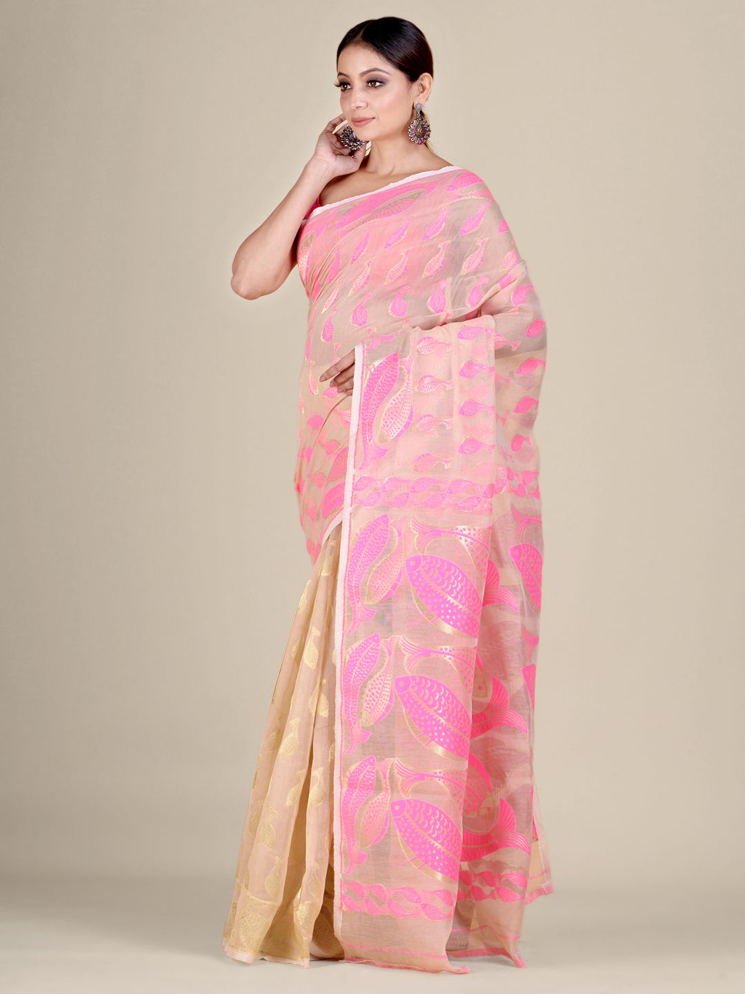 Beige and Pink Silk Cotton handwoven soft Jamdani saree with fish motiff in pallu